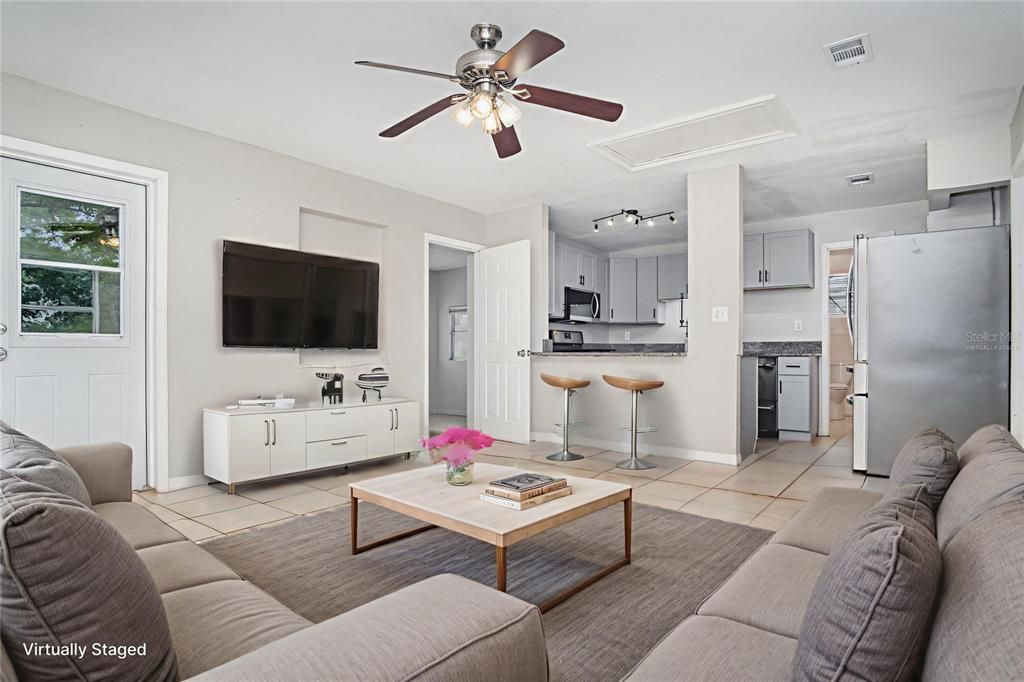 Active With Contract: $215,000 (2 beds, 1 baths, 868 Square Feet)