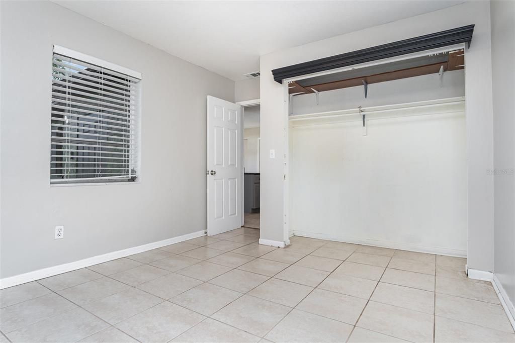 Active With Contract: $215,000 (2 beds, 1 baths, 868 Square Feet)