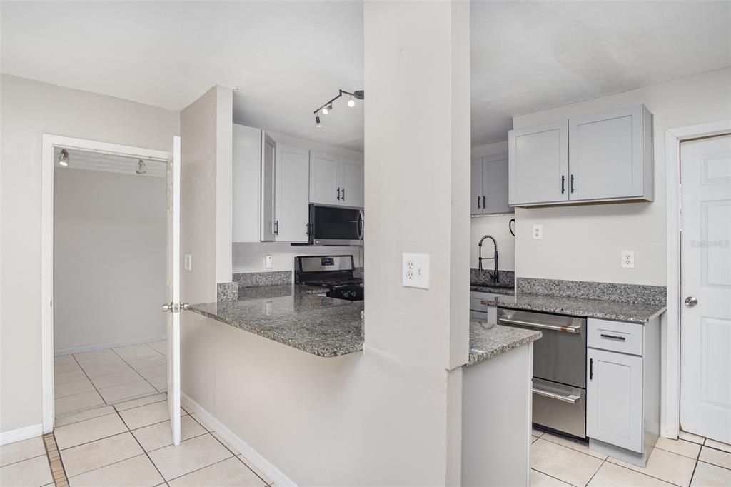 Active With Contract: $215,000 (2 beds, 1 baths, 868 Square Feet)