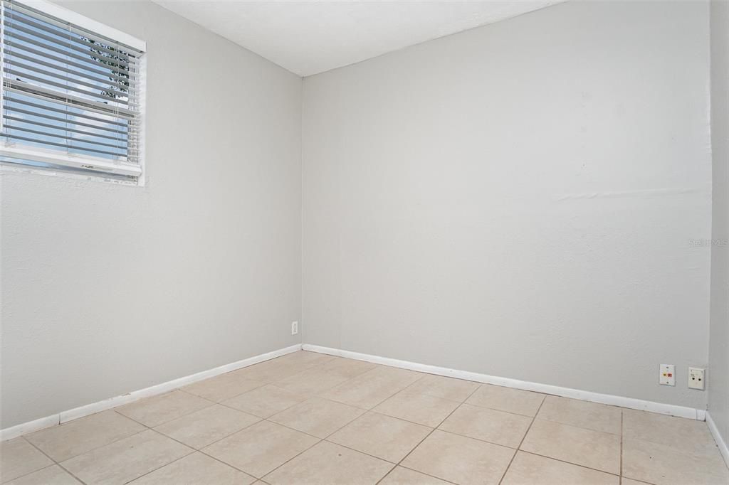 Active With Contract: $215,000 (2 beds, 1 baths, 868 Square Feet)