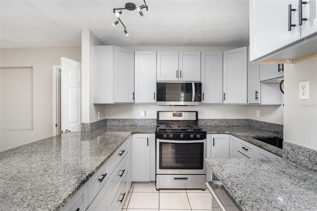 Active With Contract: $215,000 (2 beds, 1 baths, 868 Square Feet)