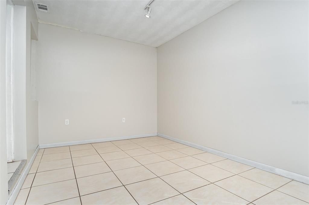 Active With Contract: $215,000 (2 beds, 1 baths, 868 Square Feet)