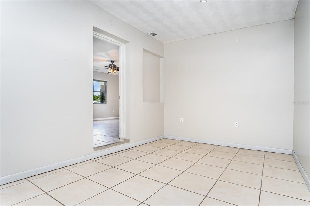 Active With Contract: $215,000 (2 beds, 1 baths, 868 Square Feet)