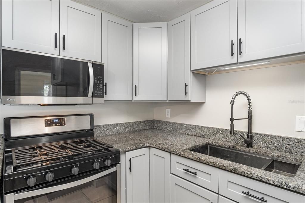 Active With Contract: $215,000 (2 beds, 1 baths, 868 Square Feet)