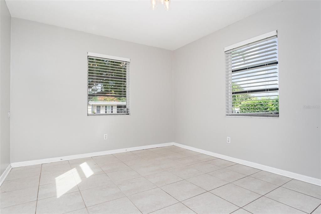 Active With Contract: $215,000 (2 beds, 1 baths, 868 Square Feet)