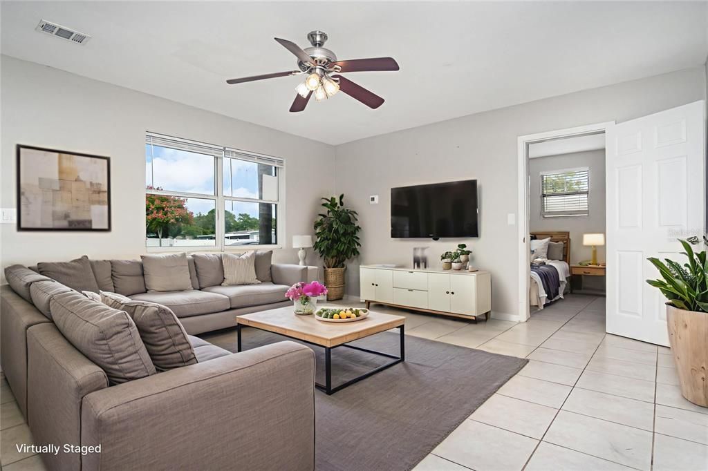 Active With Contract: $215,000 (2 beds, 1 baths, 868 Square Feet)