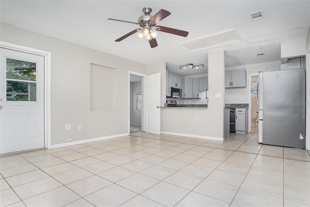 Active With Contract: $215,000 (2 beds, 1 baths, 868 Square Feet)