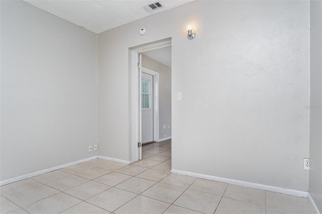 Active With Contract: $215,000 (2 beds, 1 baths, 868 Square Feet)