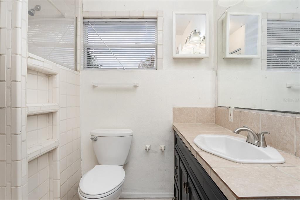 Active With Contract: $215,000 (2 beds, 1 baths, 868 Square Feet)