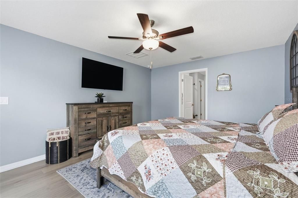 For Sale: $375,000 (4 beds, 2 baths, 1959 Square Feet)