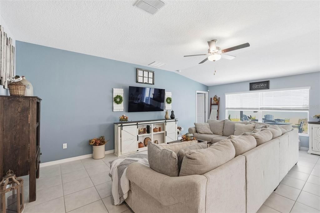 For Sale: $375,000 (4 beds, 2 baths, 1959 Square Feet)