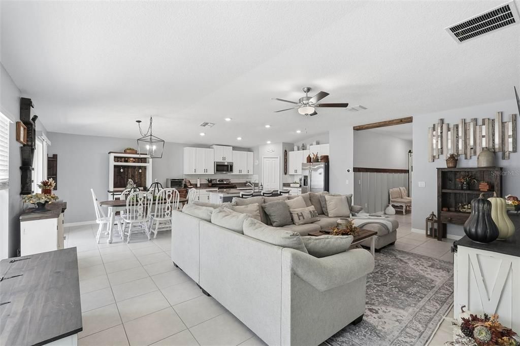 For Sale: $375,000 (4 beds, 2 baths, 1959 Square Feet)