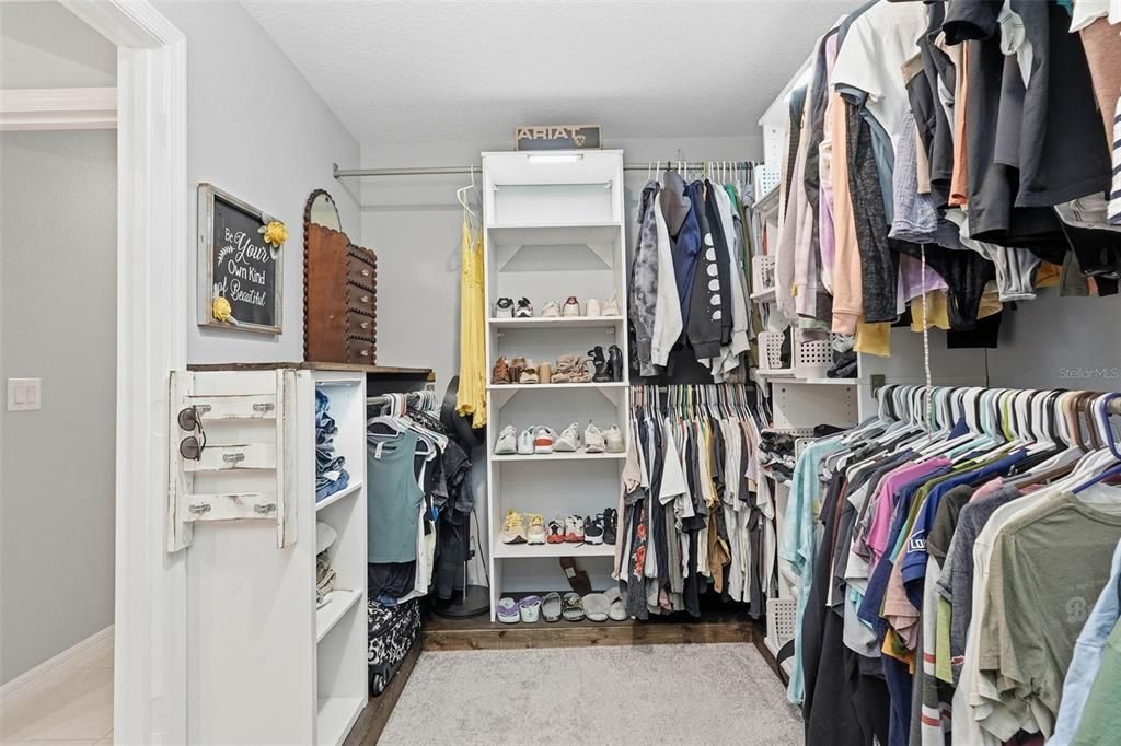 For Sale: $375,000 (4 beds, 2 baths, 1959 Square Feet)