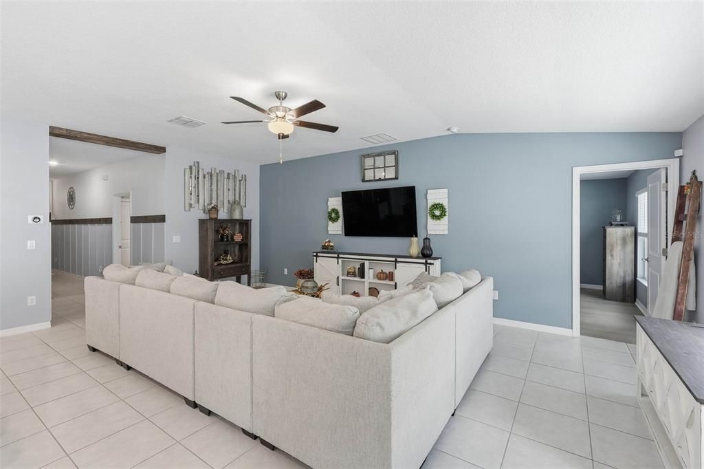 For Sale: $375,000 (4 beds, 2 baths, 1959 Square Feet)