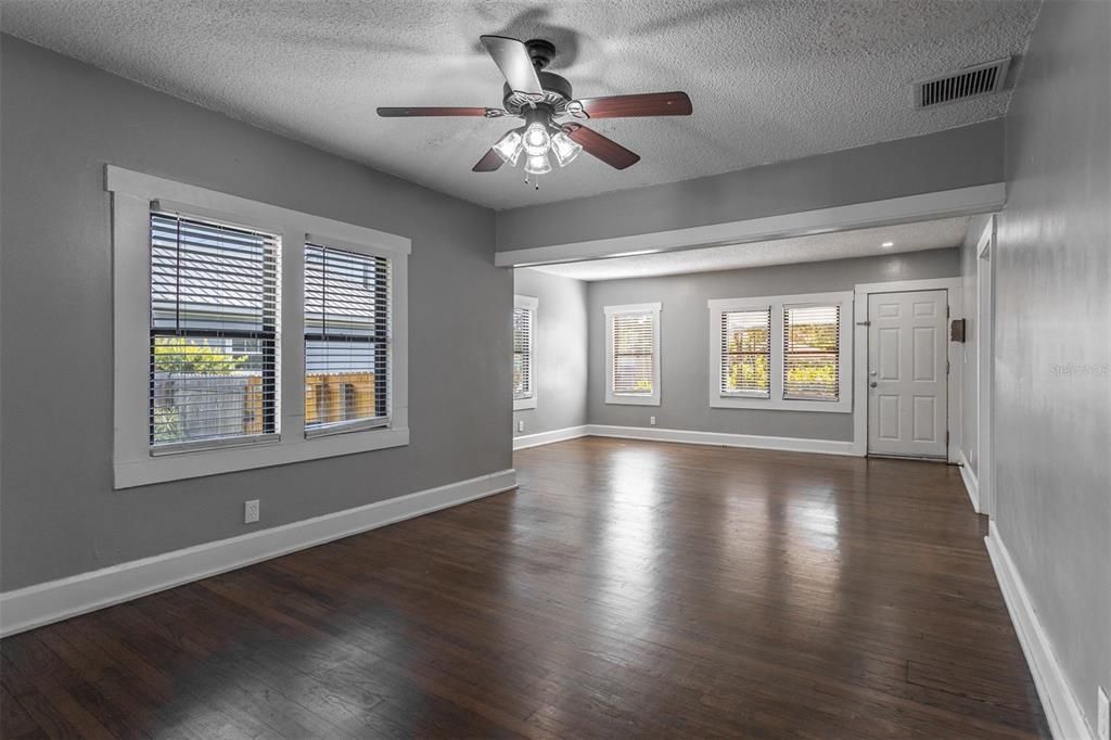 For Rent: $2,750 (3 beds, 1 baths, 1100 Square Feet)