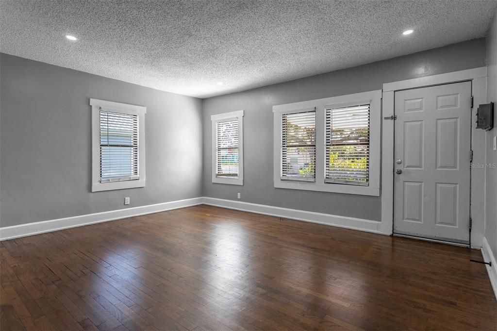 For Rent: $2,750 (3 beds, 1 baths, 1100 Square Feet)