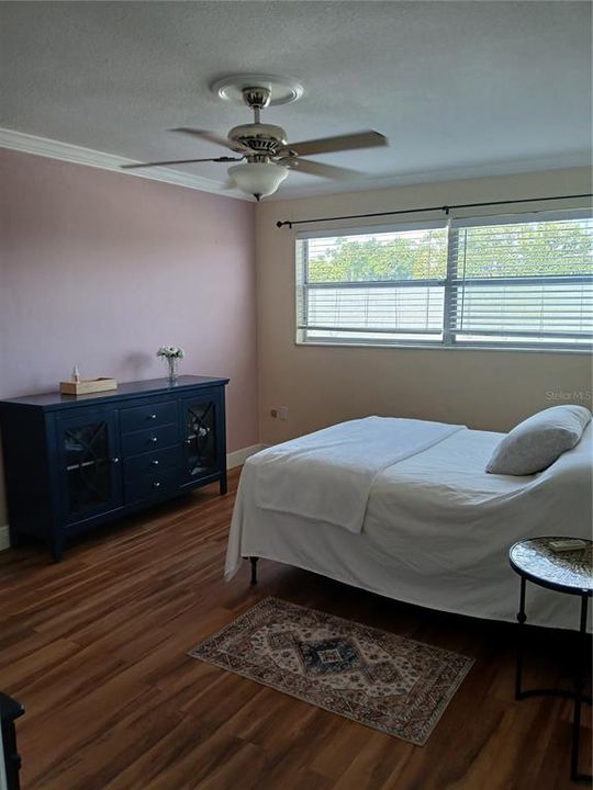 待售: $95,500 (1 贝兹, 1 浴室, 917 平方英尺)