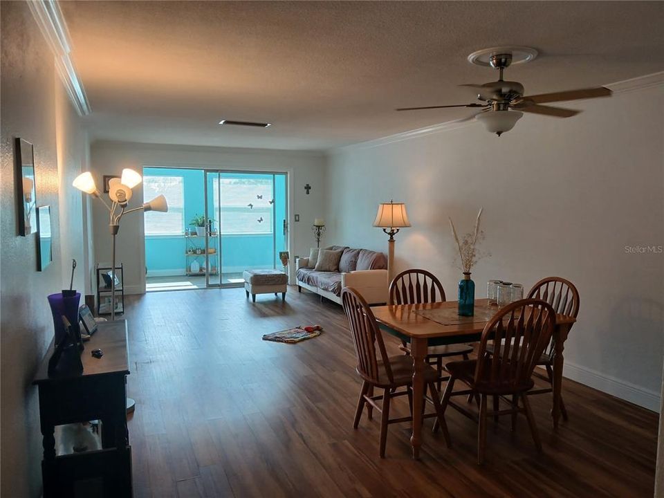 待售: $95,500 (1 贝兹, 1 浴室, 917 平方英尺)