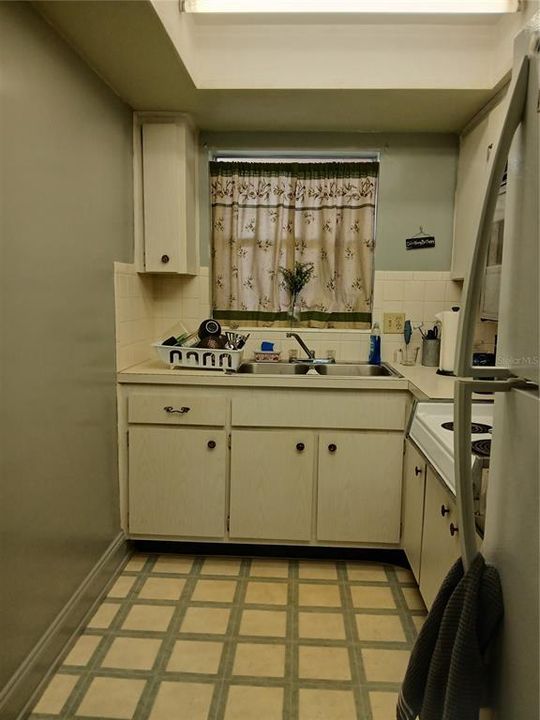 待售: $95,500 (1 贝兹, 1 浴室, 917 平方英尺)