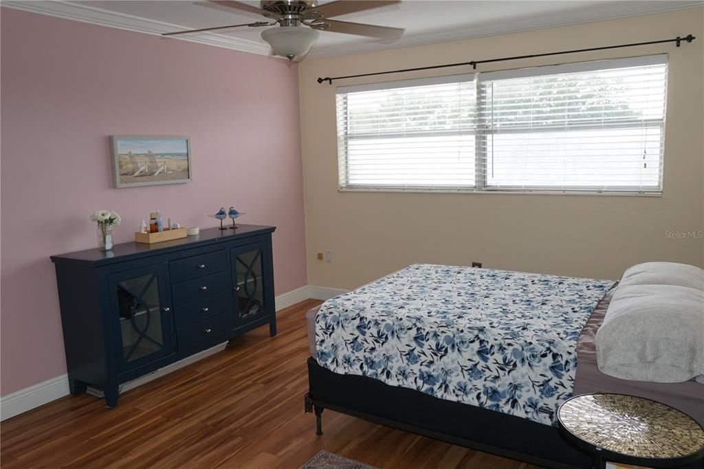 待售: $95,500 (1 贝兹, 1 浴室, 917 平方英尺)