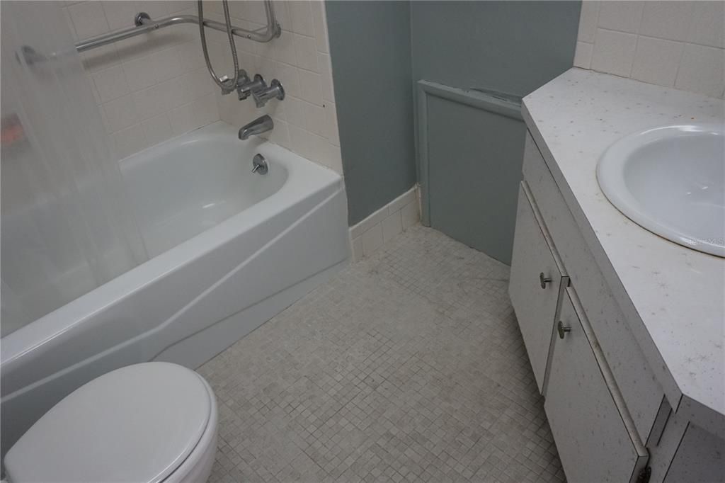 待售: $95,500 (1 贝兹, 1 浴室, 917 平方英尺)