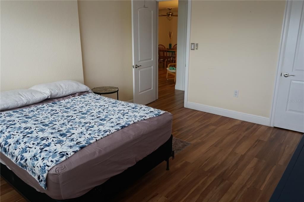 待售: $95,500 (1 贝兹, 1 浴室, 917 平方英尺)