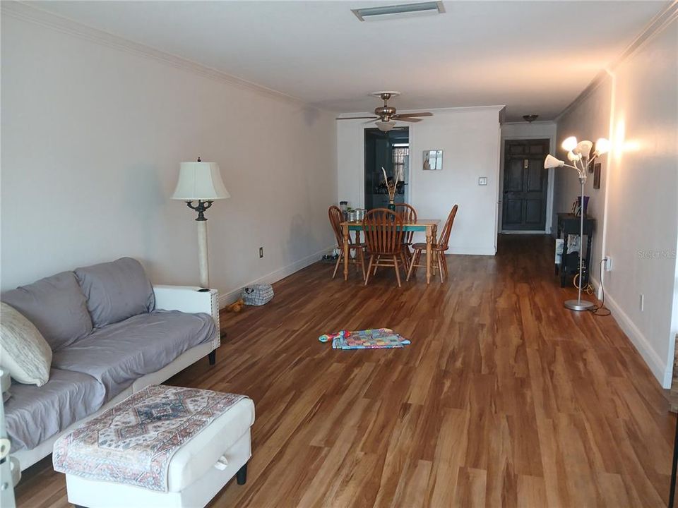 待售: $95,500 (1 贝兹, 1 浴室, 917 平方英尺)