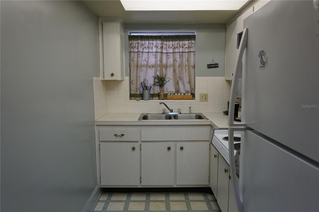 待售: $95,500 (1 贝兹, 1 浴室, 917 平方英尺)