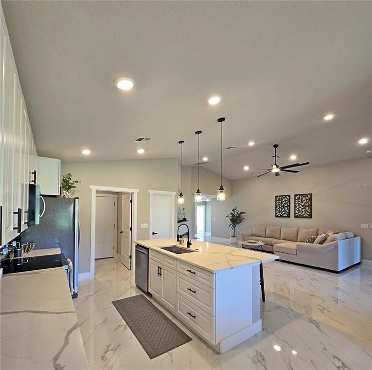 На продажу: $349,900 (3 спален, 2 ванн, 1750 Квадратных фут)