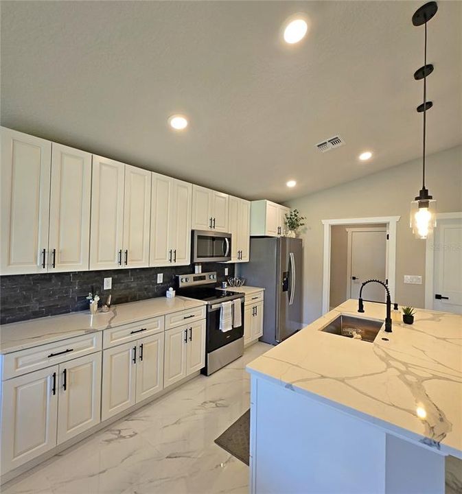 На продажу: $349,900 (3 спален, 2 ванн, 1750 Квадратных фут)