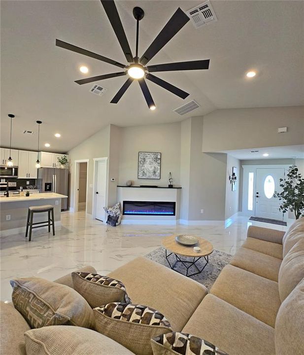 На продажу: $349,900 (3 спален, 2 ванн, 1750 Квадратных фут)