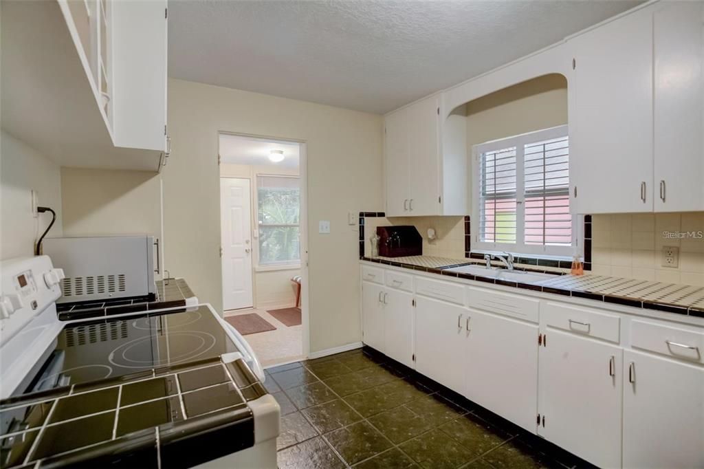 Active With Contract: $2,900 (3 beds, 2 baths, 1580 Square Feet)