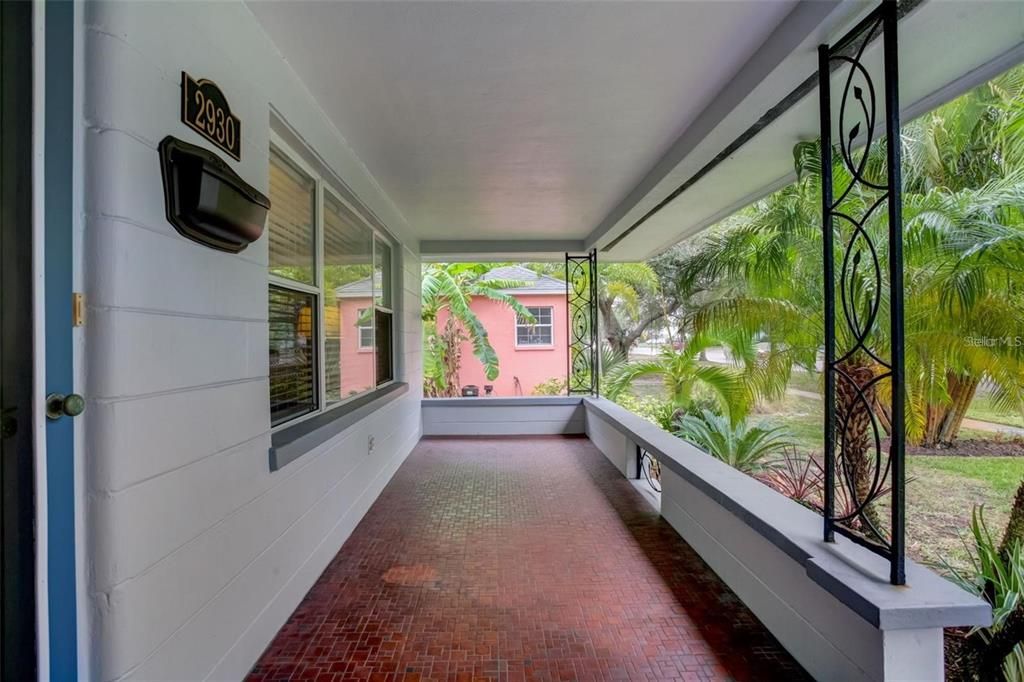 Active With Contract: $2,900 (3 beds, 2 baths, 1580 Square Feet)