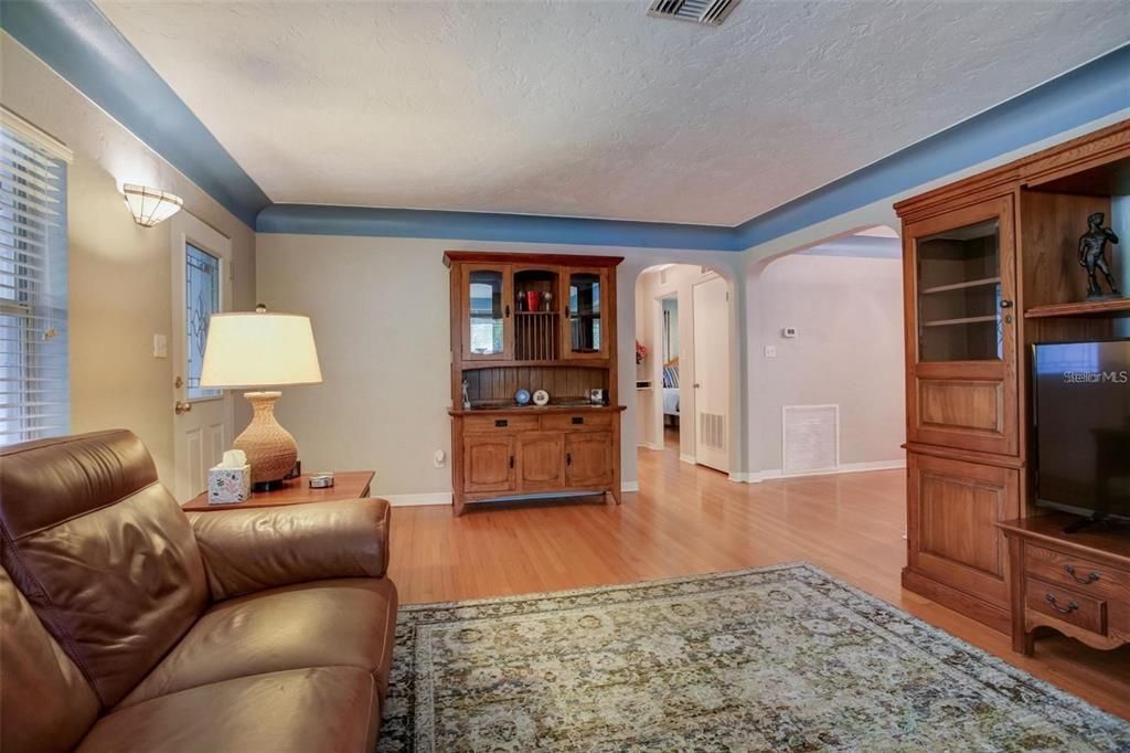 Active With Contract: $2,900 (3 beds, 2 baths, 1580 Square Feet)