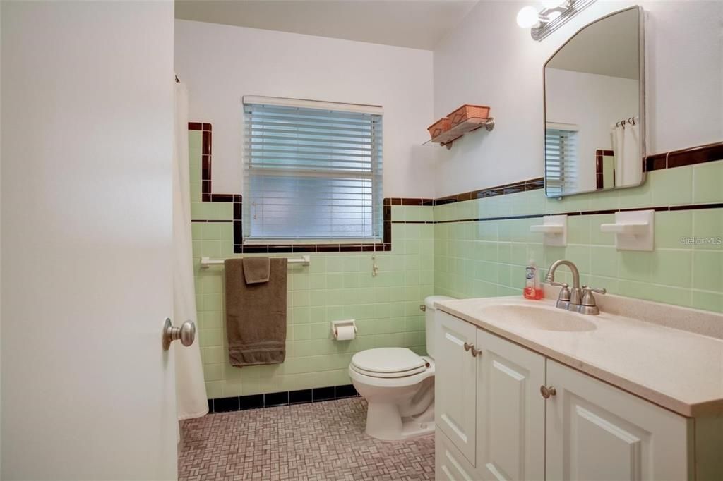 Active With Contract: $2,900 (3 beds, 2 baths, 1580 Square Feet)