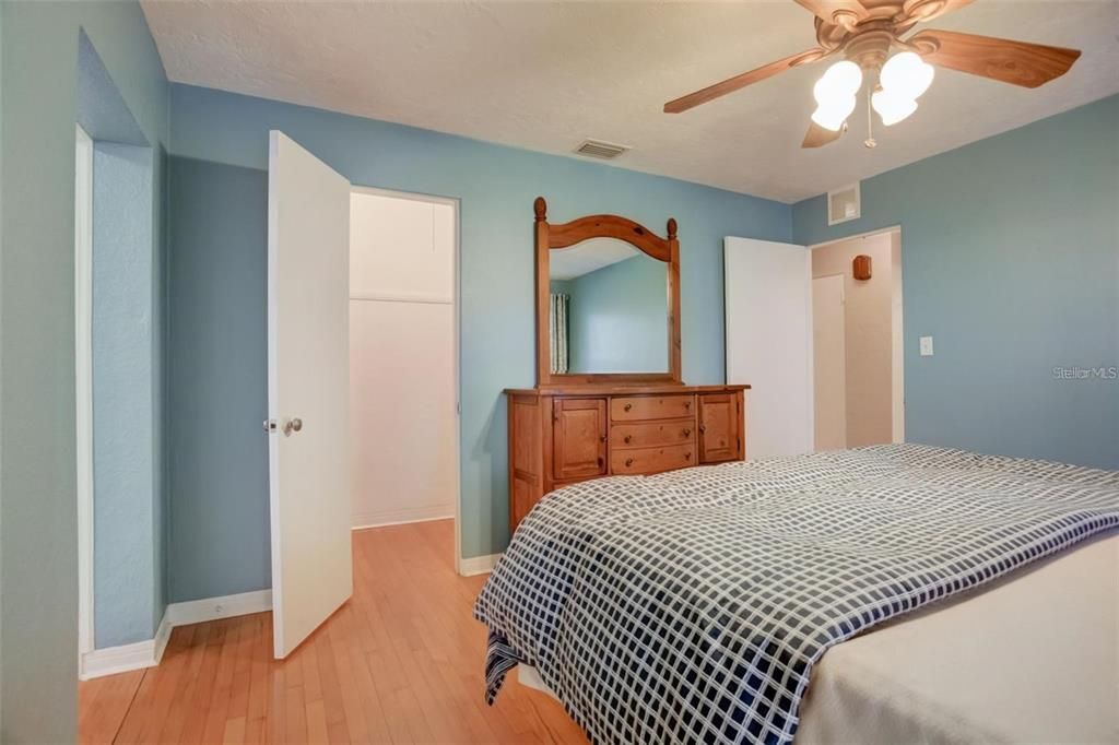 Active With Contract: $2,900 (3 beds, 2 baths, 1580 Square Feet)