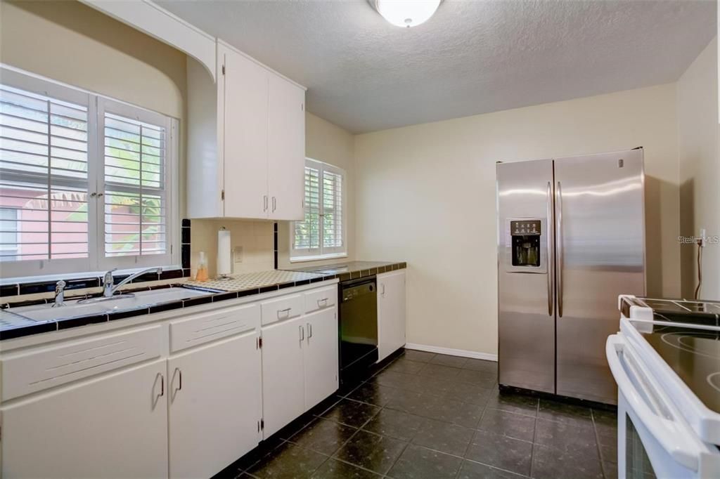 Active With Contract: $2,900 (3 beds, 2 baths, 1580 Square Feet)