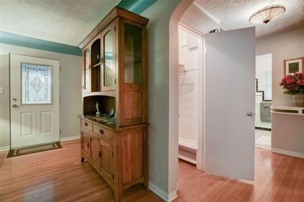 Active With Contract: $2,900 (3 beds, 2 baths, 1580 Square Feet)