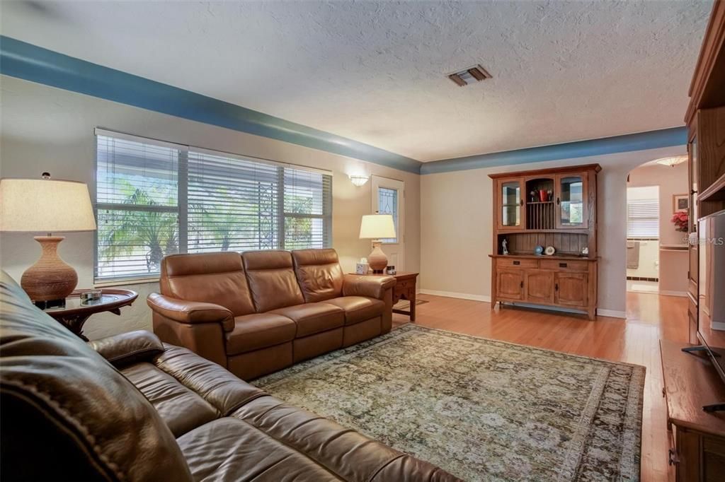 Active With Contract: $2,900 (3 beds, 2 baths, 1580 Square Feet)