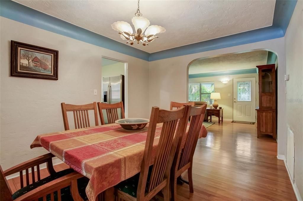 Active With Contract: $2,900 (3 beds, 2 baths, 1580 Square Feet)