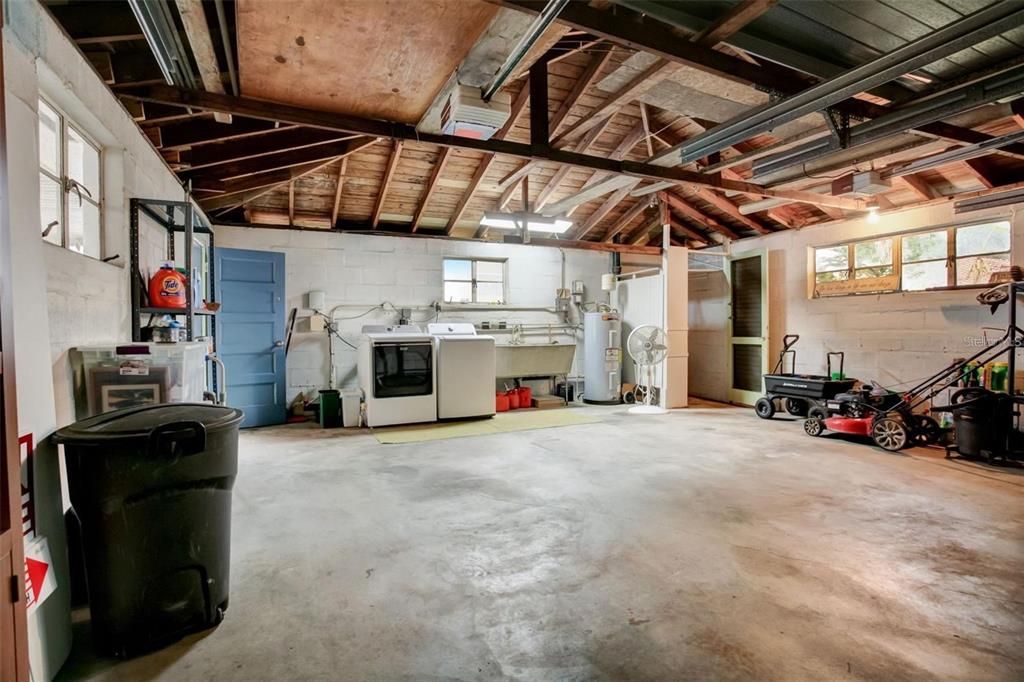 Active With Contract: $2,900 (3 beds, 2 baths, 1580 Square Feet)