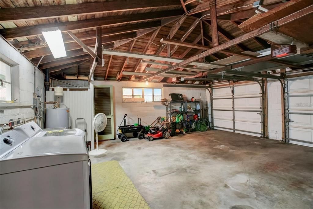 Active With Contract: $2,900 (3 beds, 2 baths, 1580 Square Feet)