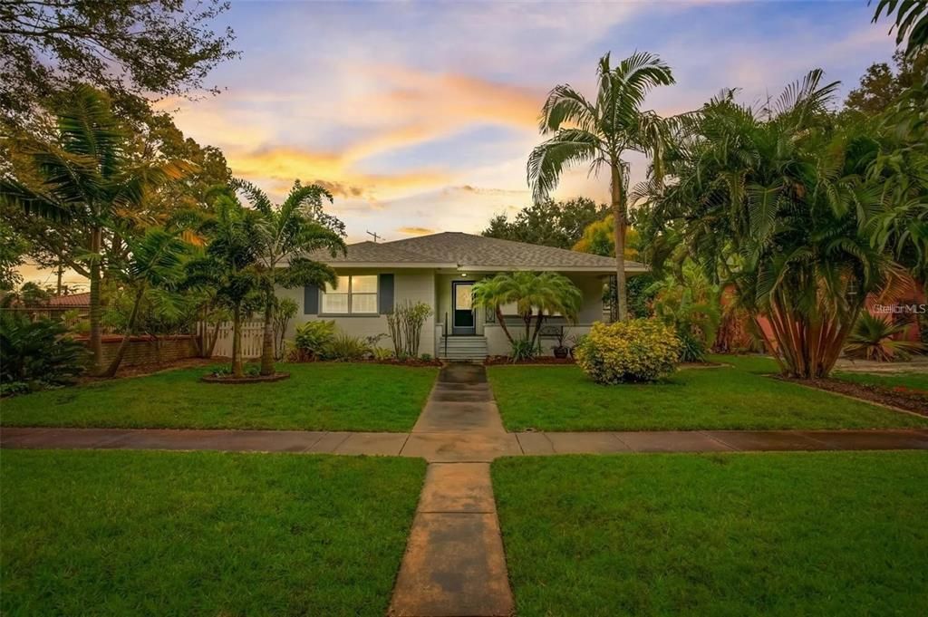 Active With Contract: $2,900 (3 beds, 2 baths, 1580 Square Feet)