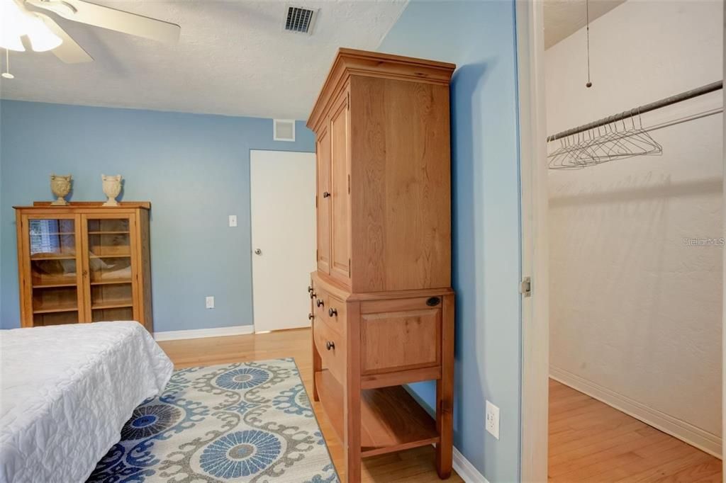 Active With Contract: $2,900 (3 beds, 2 baths, 1580 Square Feet)