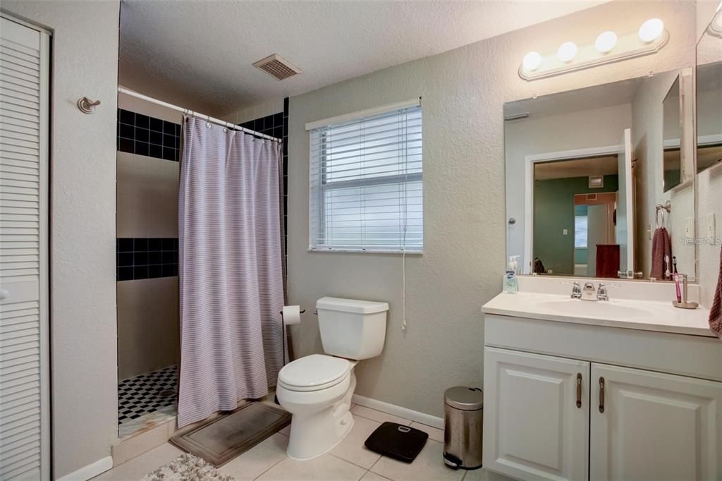 Active With Contract: $2,900 (3 beds, 2 baths, 1580 Square Feet)