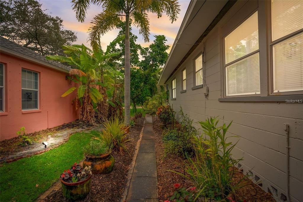 Active With Contract: $2,900 (3 beds, 2 baths, 1580 Square Feet)