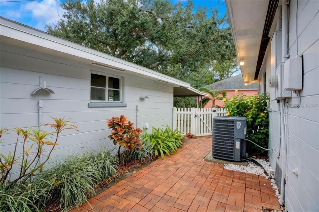 Active With Contract: $2,900 (3 beds, 2 baths, 1580 Square Feet)