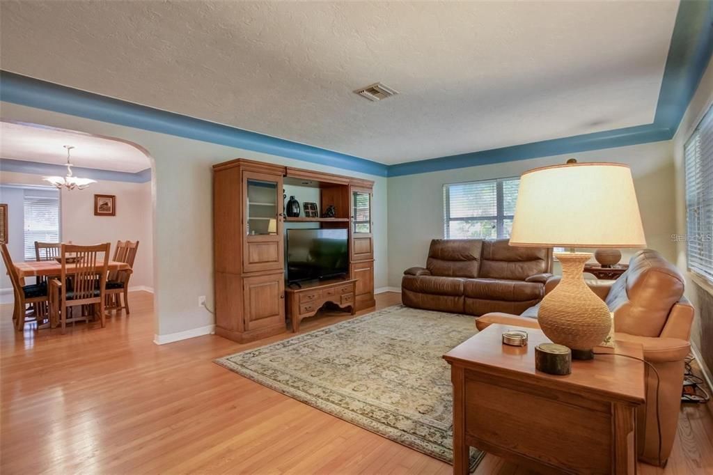 Active With Contract: $2,900 (3 beds, 2 baths, 1580 Square Feet)