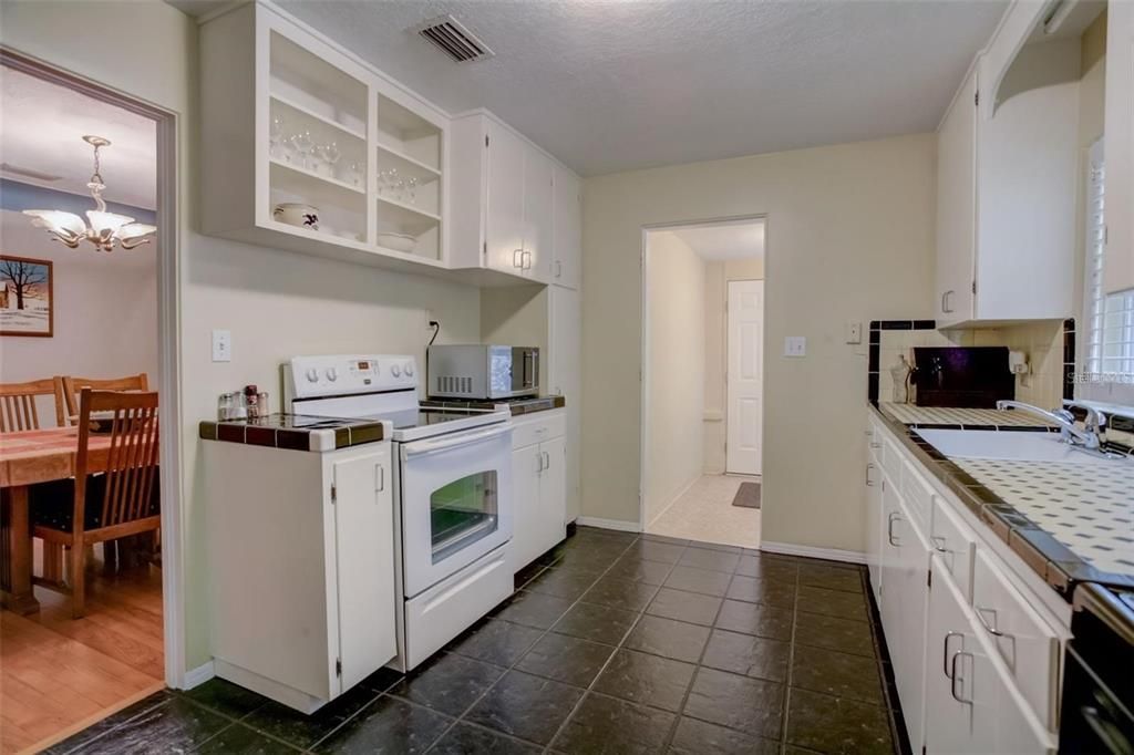 Active With Contract: $2,900 (3 beds, 2 baths, 1580 Square Feet)
