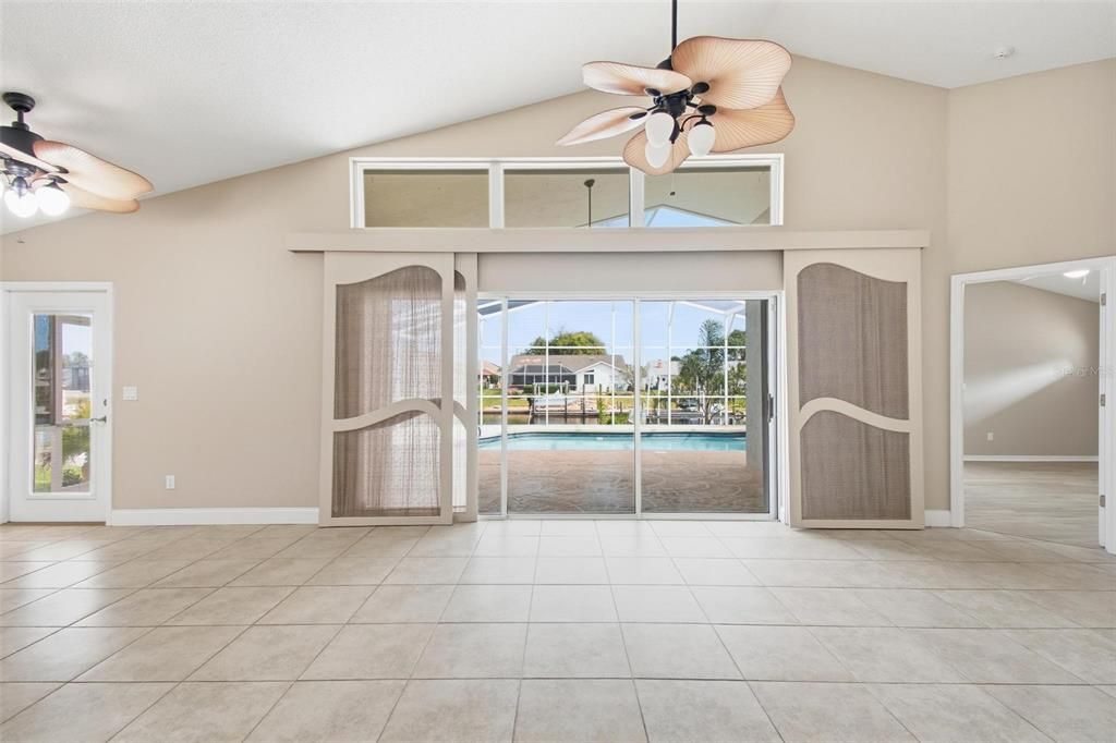 Под контрактом: $700,000 (4 спален, 2 ванн, 2088 Квадратных фут)